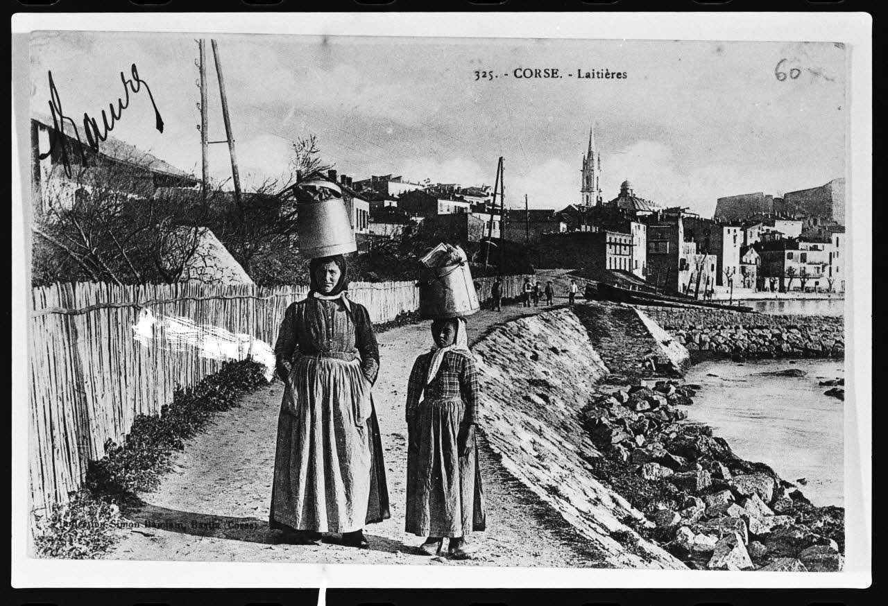 photographie Carte postale. Laitier avec portage sur la tête Ph.1979.57.18 Photo