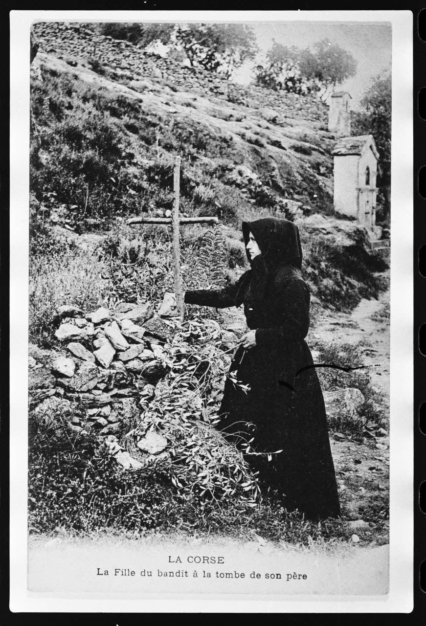 photographie Carte postale. Banditisme : costume de la mort et pierre tombale Ph.1979.57.23 Photo
