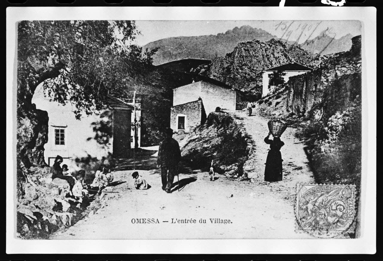 photographie Carte postale. Entrée du village Ph.1979.57.8 Photo