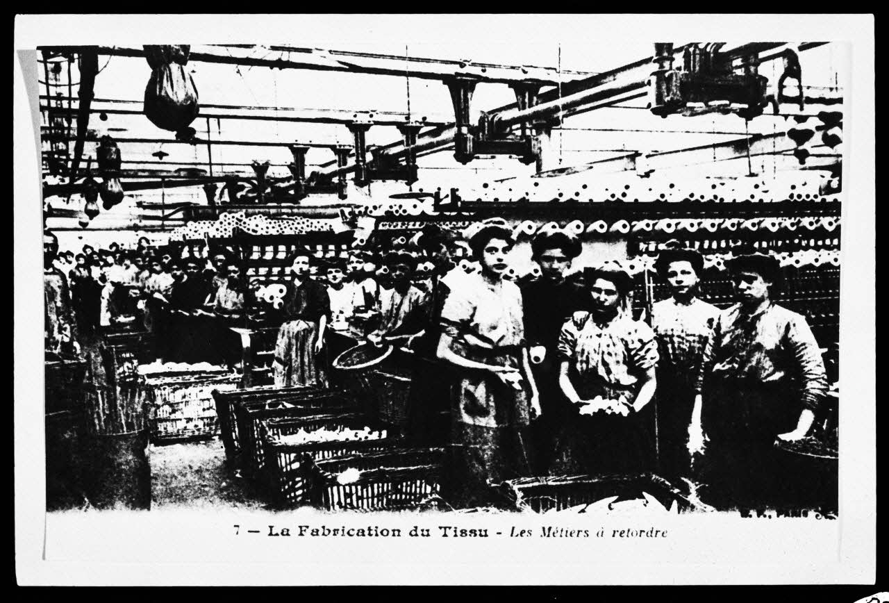 photographie Carte postale. Manufacture de toile imprimée : métiers à retordre. Vers 1900 Ph.1979.58.11  Photo