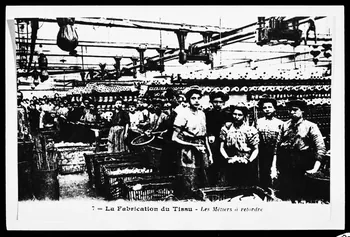 photographie Carte postale. Manufacture de toile imprimée : métiers à retordre. Vers 1900 Ph.1979.58.11  Photo