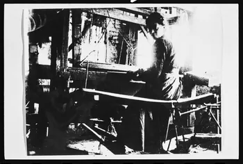 photographie Vie quotidienne d'ouvriers du textile dans un atelier industriel du Nord en 1900. Jeune femme tissant sur un métier à tisser Ph.1979.58.5  Photo