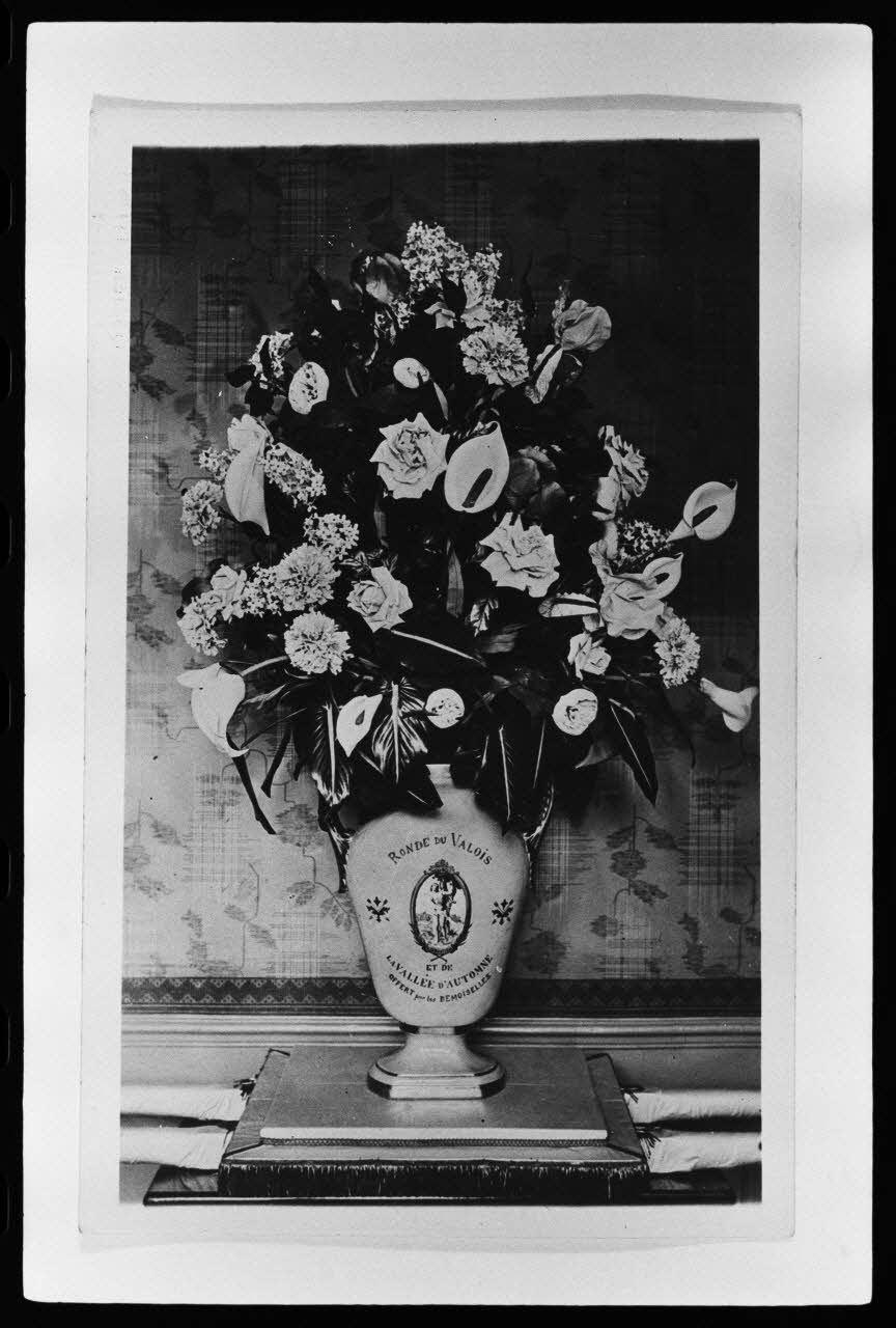 photographie Carte postale. Bouquet d'Arc en fleurs artificielles Ph.1979.62.1 Photo
