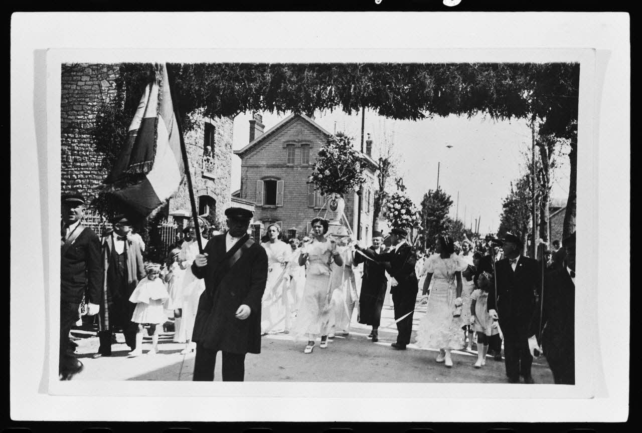 photographie Carte postale. Défilé avec bouquet d'Arc Ph.1979.62.2 Photo
