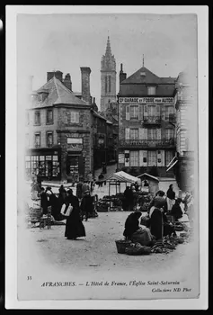 Rémy Guadagnin photographie Carte postale. Foire et marché place d'Estouteville avec marchand de journaux Basse-Normandie, France 1900 Ph.1979.68.11 Photo