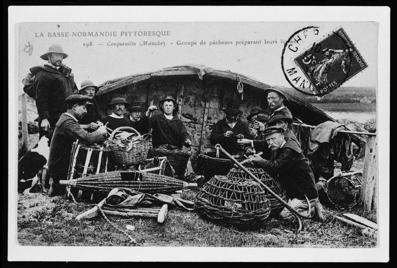 photographie Carte postale. Pêcheur avec casier pour la pêche en mer Ph.1979.68.25 Photo