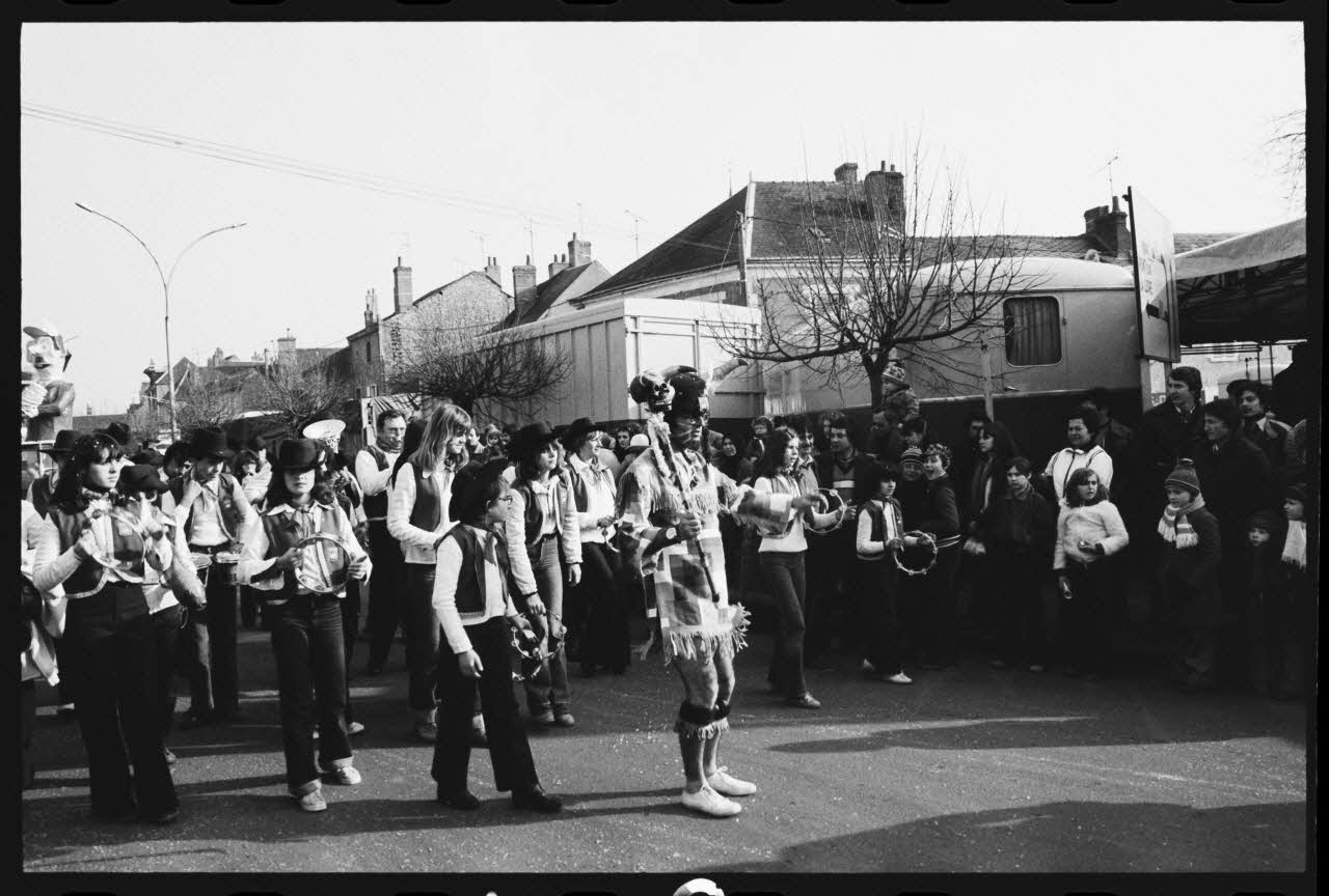Thomas Chamarat photographie Carnaval et mi-carême : majorette, fanfare, char et personnes déguisées Centre, France 1979/2/1 Ph.1979.74.43 Photo