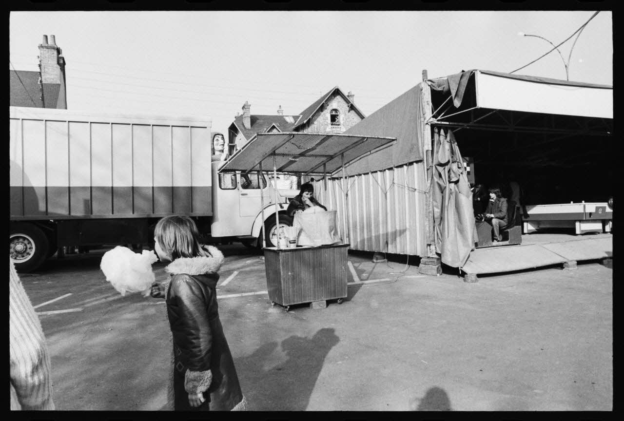 Thomas Chamarat photographie Carnaval et mi-carême : majorette, fanfare, char et personnes déguisées Centre, France 1979/2/1 Ph.1979.74.45 Photo