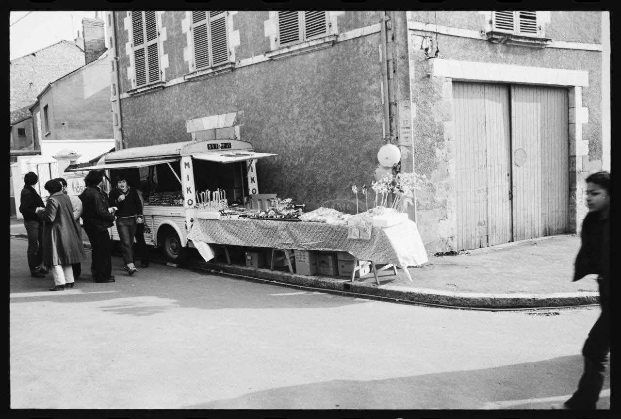 Thomas Chamarat photographie Carnaval et mi-carême : majorette, fanfare, char et personnes déguisées Centre, France 1979/2/1 Ph.1979.74.46 Photo