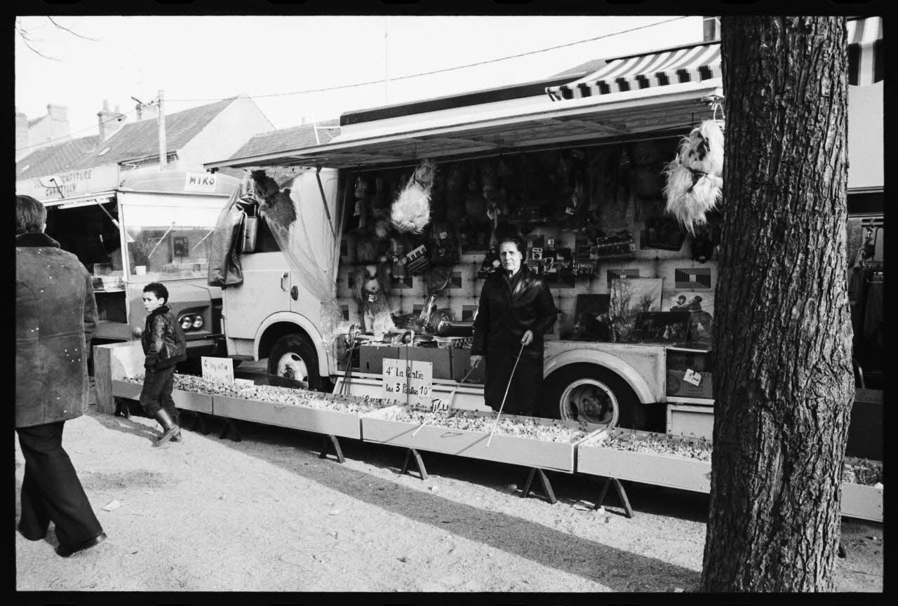 Thomas Chamarat photographie Carnaval et mi-carême : majorette, fanfare, char et personnes déguisées Centre, France 1979/2/1 Ph.1979.74.48 Photo