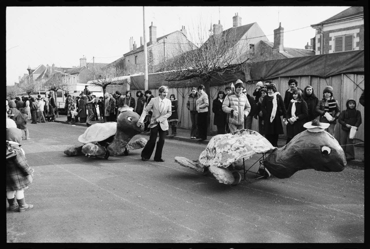Thomas Chamarat photographie Carnaval et mi-carême : majorette, fanfare, char et personnes déguisées Centre, France 1979/2/1 Ph.1979.74.49 Photo