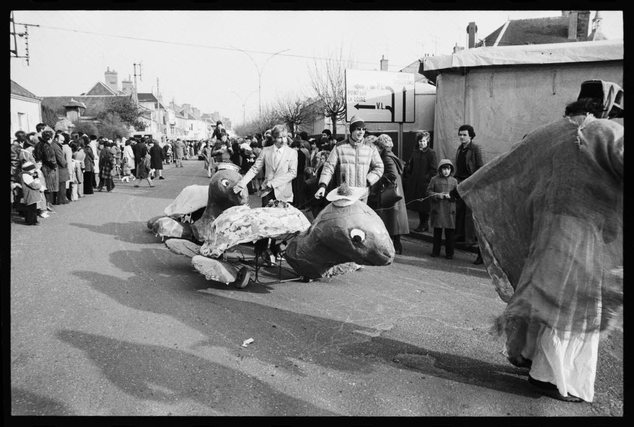 Thomas Chamarat photographie Carnaval et mi-carême : majorette, fanfare, char et personnes déguisées Centre, France 1979/2/1 Ph.1979.74.50 Photo