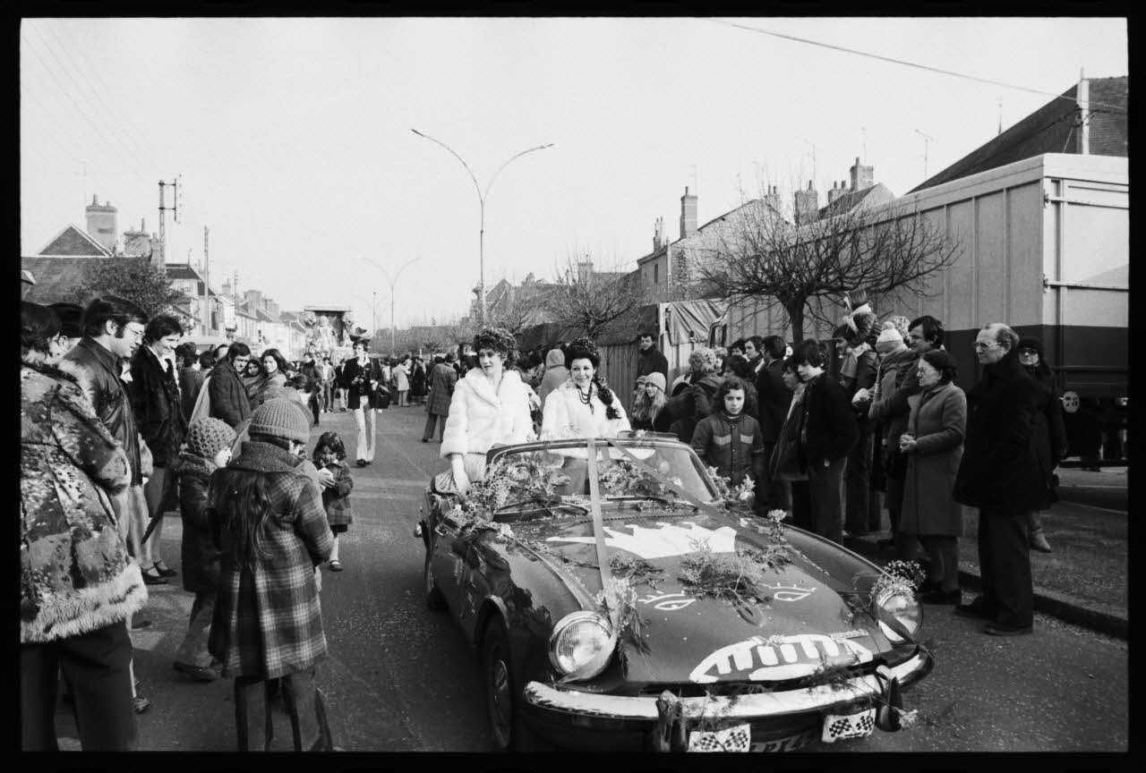 Thomas Chamarat photographie Carnaval et mi-carême : majorette, fanfare, char et personnes déguisées Centre, France 1979/2/1 Ph.1979.74.51 Photo