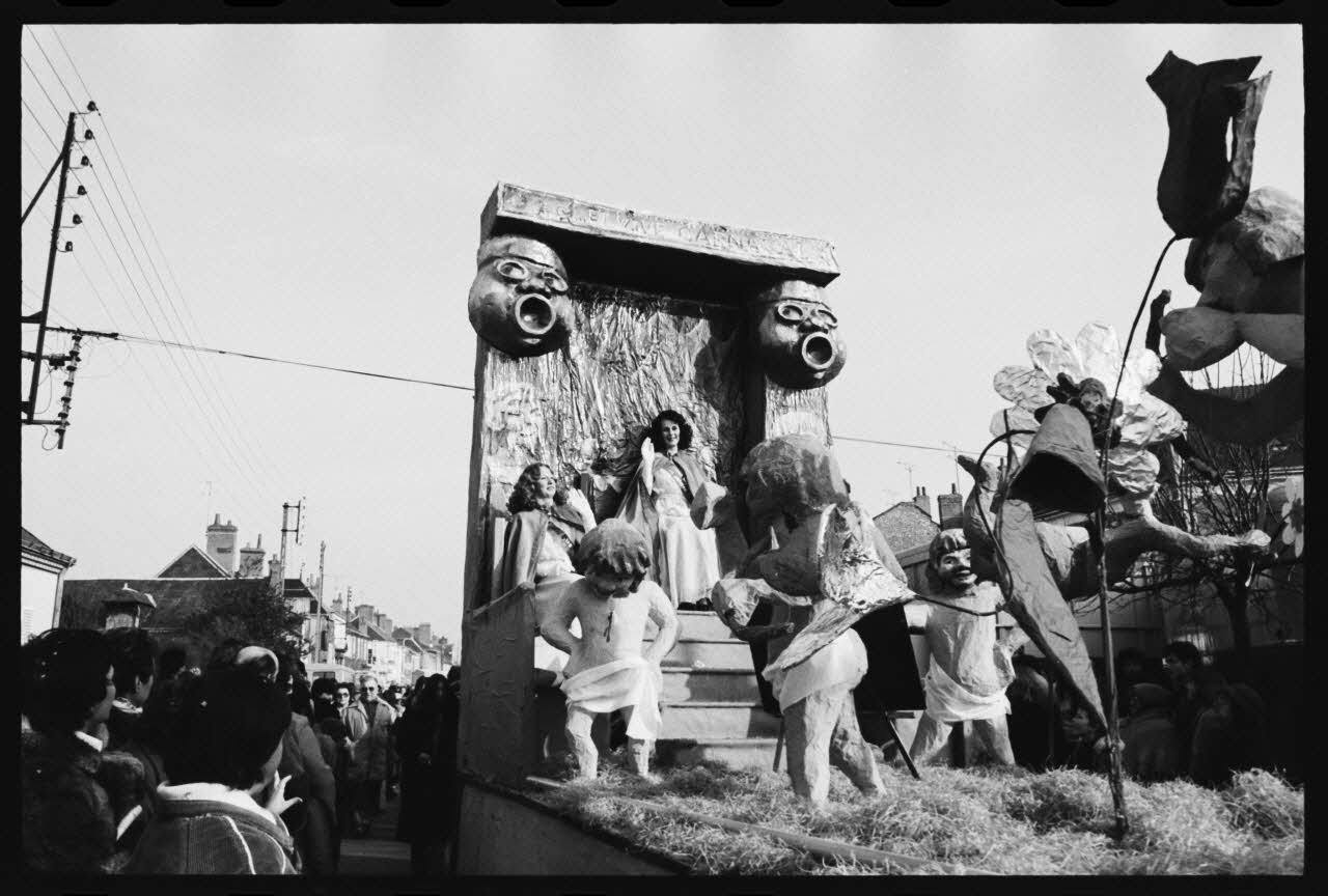 Thomas Chamarat photographie Carnaval et mi-carême : majorette, fanfare, char et personnes déguisées Centre, France 1979/2/1 Ph.1979.74.52 Photo