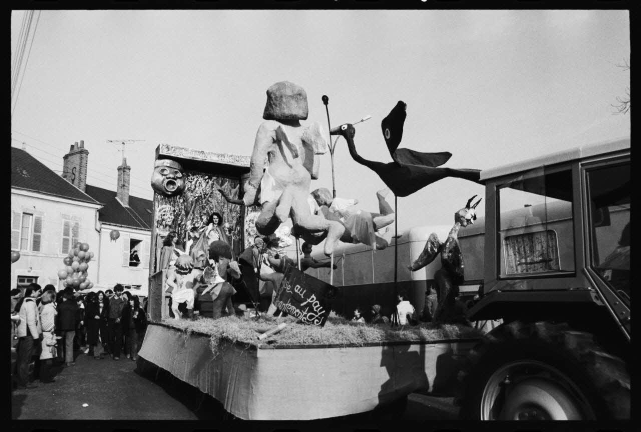 Thomas Chamarat photographie Carnaval et mi-carême : majorette, fanfare, char et personnes déguisées Centre, France 1979/2/1 Ph.1979.74.53 Photo