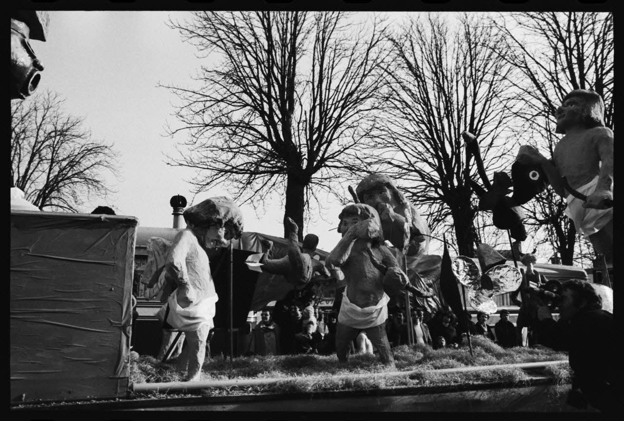 Thomas Chamarat photographie Carnaval et mi-carême : majorette, fanfare, char et personnes déguisées Centre, France 1979/2/1 Ph.1979.74.54 Photo