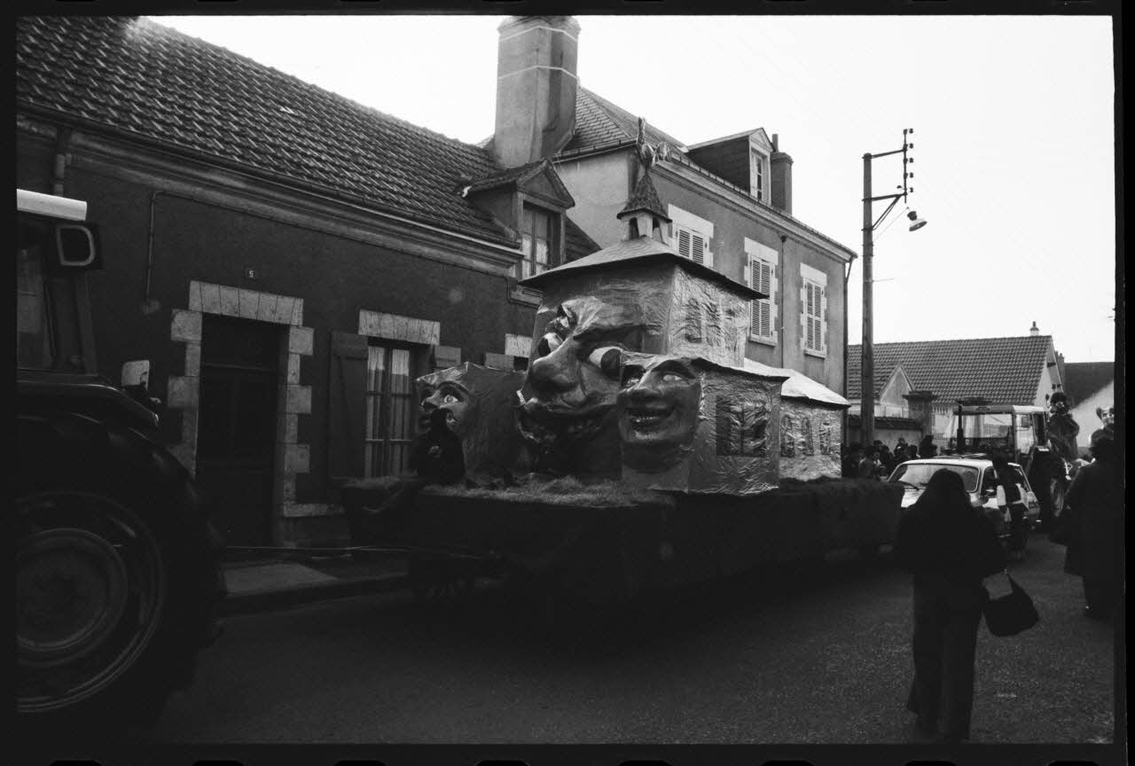 Thomas Chamarat photographie Carnaval et mi-carême : majorette, fanfare, char et personnes déguisées Centre, France 1979/2/1 Ph.1979.74.55 Photo