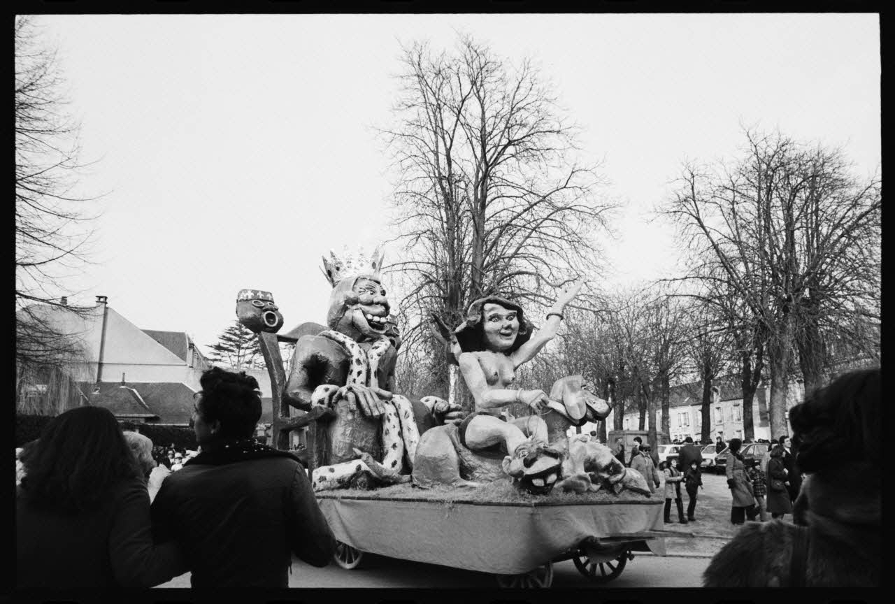 Thomas Chamarat photographie Carnaval et mi-carême : majorette, fanfare, char et personnes déguisées Centre, France 1979/2/1 Ph.1979.74.56 Photo