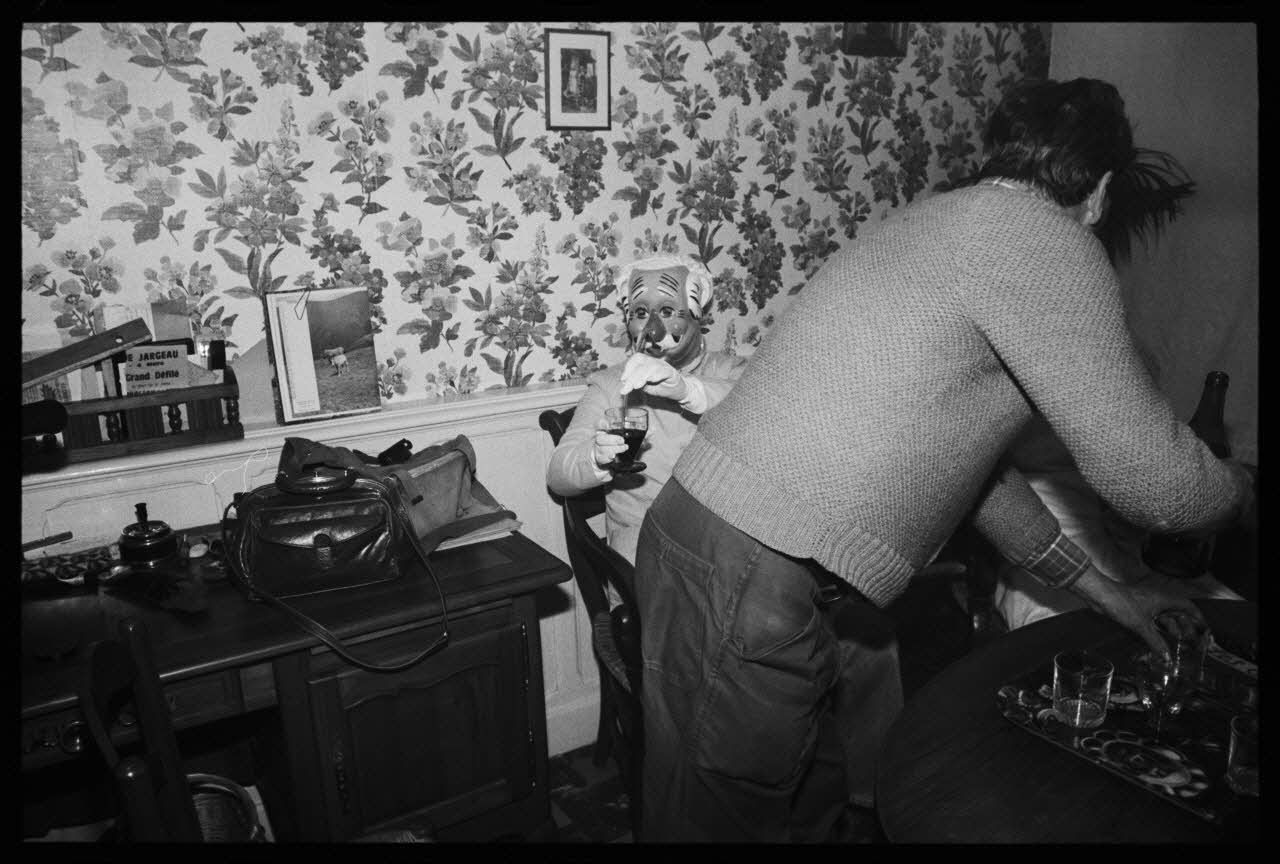 Thomas Chamarat photographie Carnaval et mi-carême : majorette, fanfare, char et personnes déguisées Centre, France 1979/2/1 Ph.1979.74.60 Photo