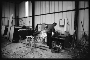 Thomas Chamarat photographie Carnaval et mi-carême : atelier avec char de carnaval Centre, France 1979 Ph.1979.75.10 Photo