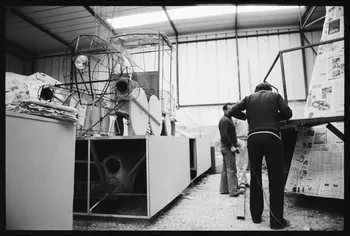 Thomas Chamarat photographie Carnaval et mi-carême : atelier avec char de carnaval Centre, France 1979 Ph.1979.75.11 Photo