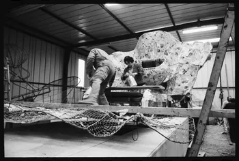 Thomas Chamarat photographie Carnaval et mi-carême : atelier avec char de carnaval Centre, France 1979 Ph.1979.75.12 Photo