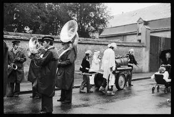 Thomas Chamarat photographie Carnaval et mi-carême : fanfare Centre, France 1979 Ph.1979.75.22 Photo