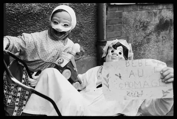Thomas Chamarat photographie Carnaval et mi-carême : déguisements de bébé, chômeurs et cochons roses Centre, France 1979 Ph.1979.75.24 Photo