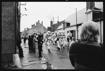 Thomas Chamarat photographie Carnaval et mi-carême : cochons roses Centre, France 1979 Ph.1979.75.25 Photo