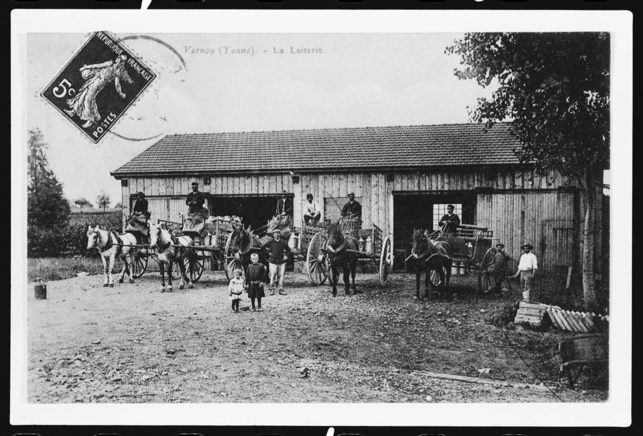 photographie Carte postale. Les voitures de la laiterie chargées des bidons pour le ramassage du lait Ph.1979.82.1 Photo