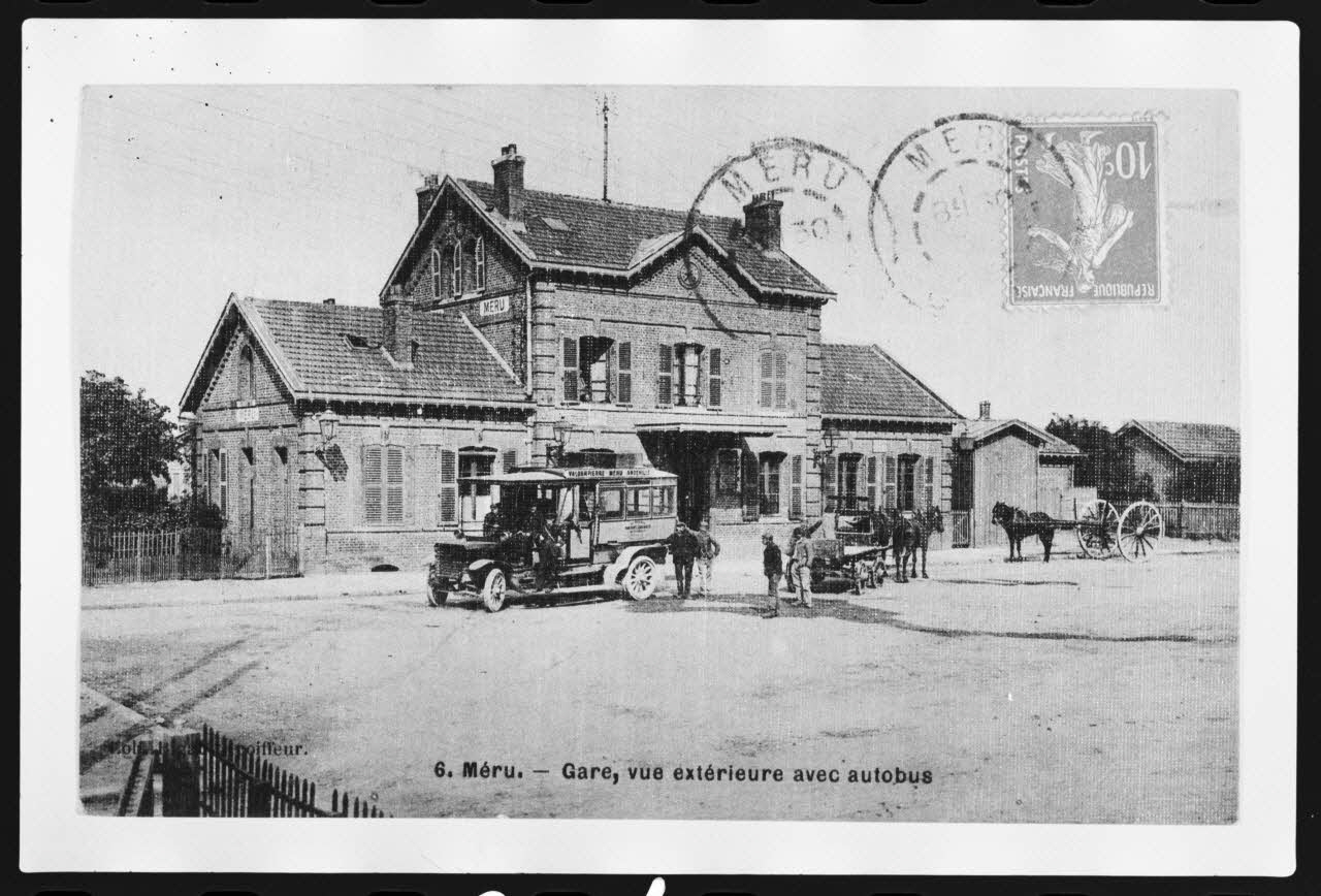 photographie Carte postale. Vue extérieure d'une gare d'autobus Ph.1979.82.24 Photo
