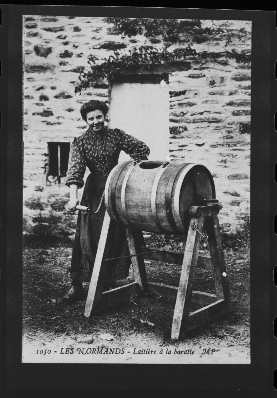 photographie "La laitière à la baratte". Carte postale Ph.1979.84.1 Photo