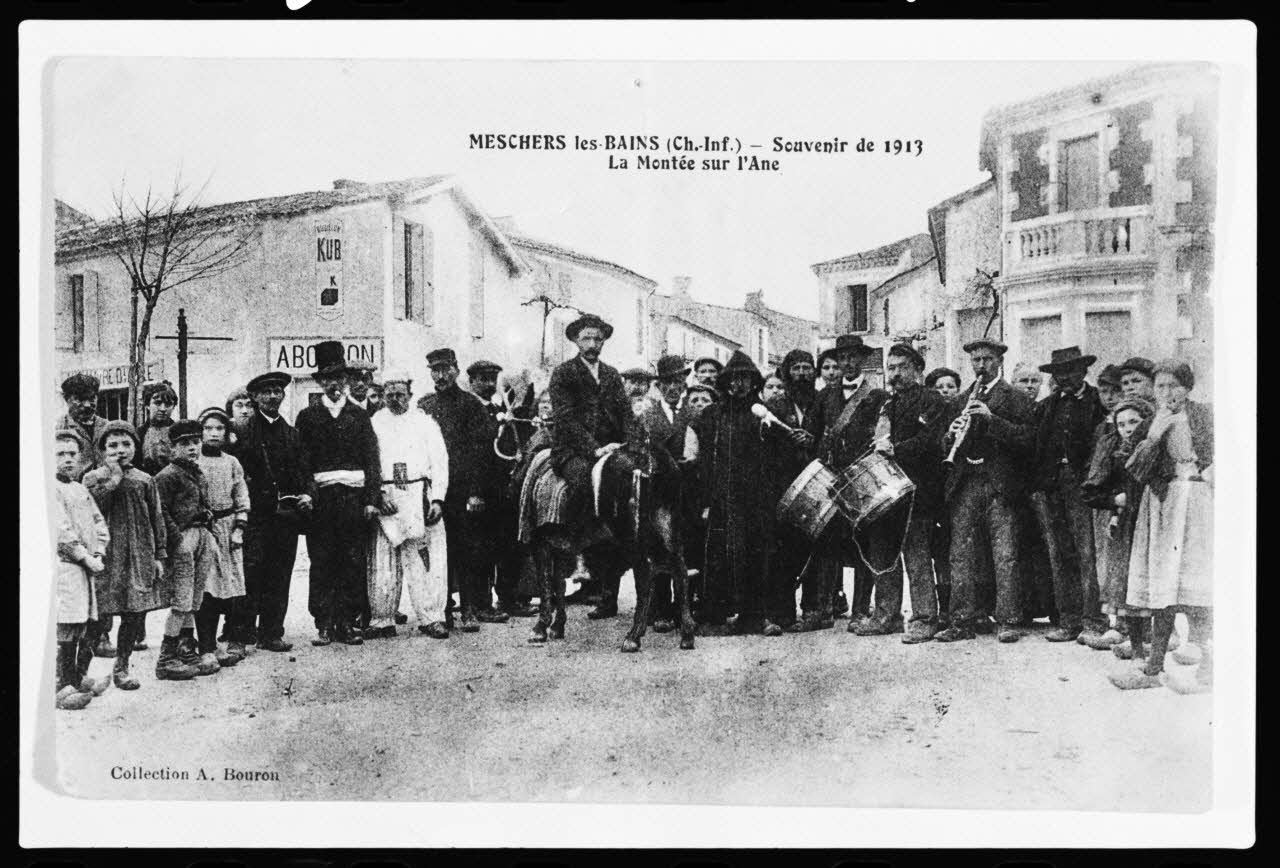 Alain Guey photographie Carte postale. Coutumes et croyances de noces : la montée de l'âne France 1913 Ph.1979.95.1 Photo