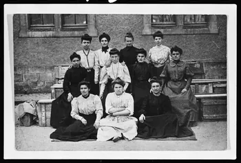 Marc Beaudenom photographie Carte postale. Ateliers de la manufacture de tabac. Groupe de femmes France 1905 Ph.1979.97.10  Photo