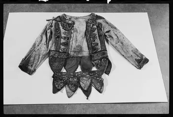 photographie Veste du clown Auriol, en cotonnade rose et paillettes. 1840 Ph.1981.1.1107 Photo