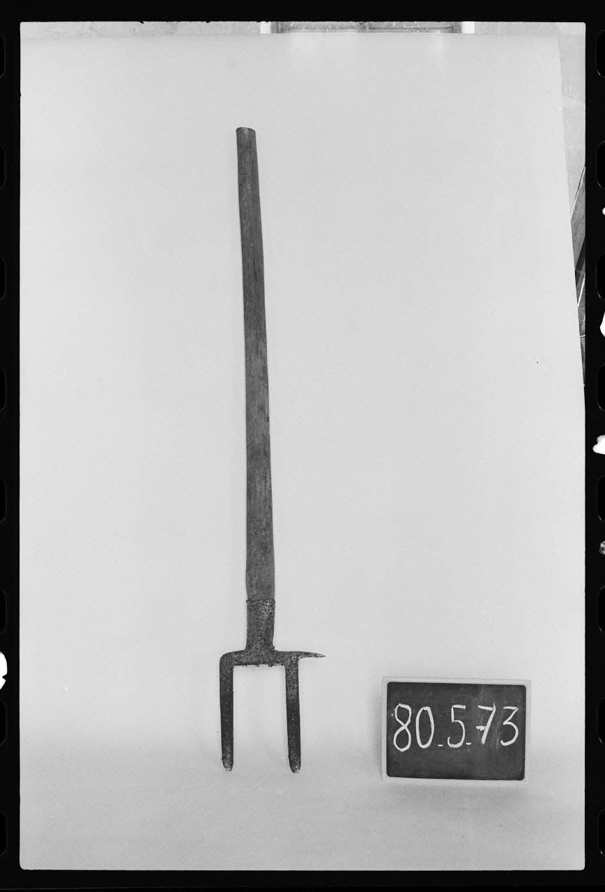 photographie MNATP. Antenne Saint-Riquier. Outillage viticole : fourche Ph.1981.1.1154 Photo