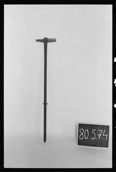 photographie MNATP. Antenne Saint-Riquier. Outillage viticole : plantoir à vigne Ph.1981.1.1155  Photo