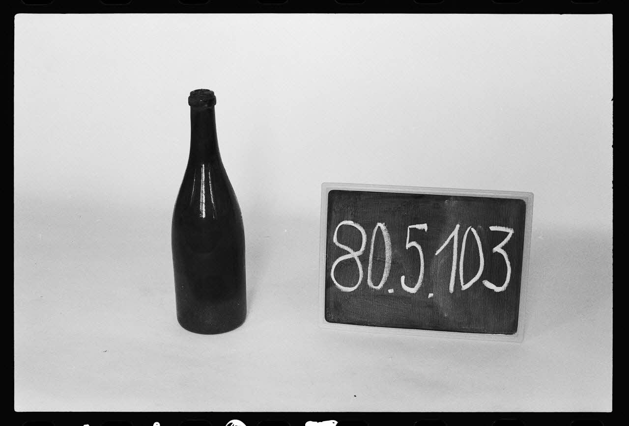 photographie MNATP. Antenne Saint-Riquier. Outillage viticole : bouteille Ph.1981.1.1185 Photo