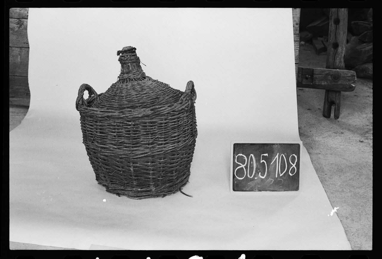 photographie MNATP. Antenne Saint-Riquier. Outillage viticole : bonbonne Ph.1981.1.1191 Photo