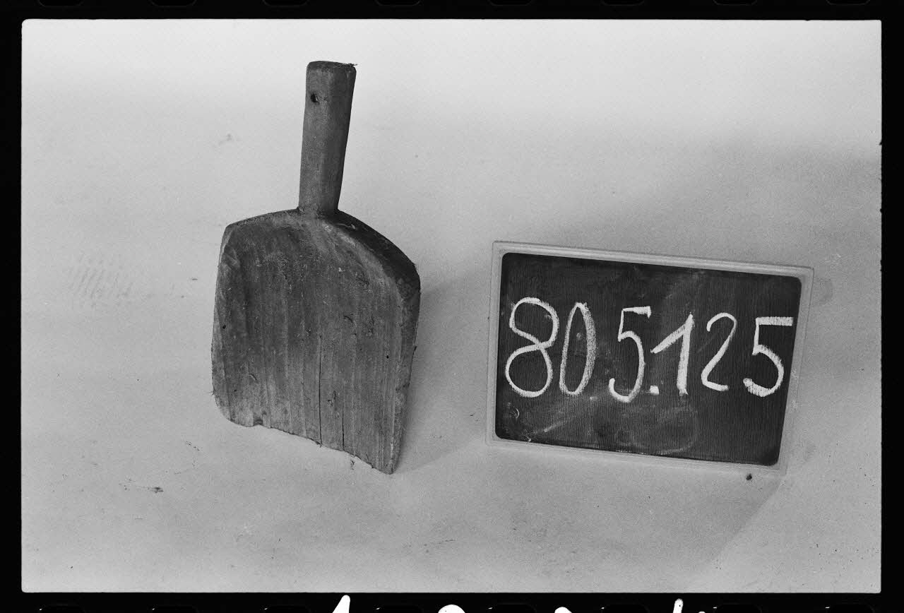 photographie MNATP. Antenne Saint-Riquier. Outillage viticole. Pelle à grains Ph.1981.1.1204  Photo