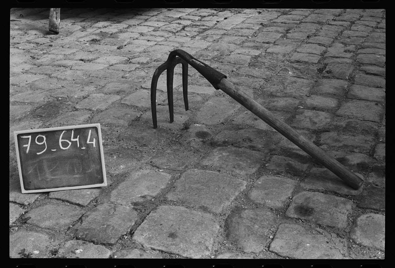 photographie MNATP. Antenne Saint-Riquier. Outillage viticole : croc Ph.1981.1.1222 Photo