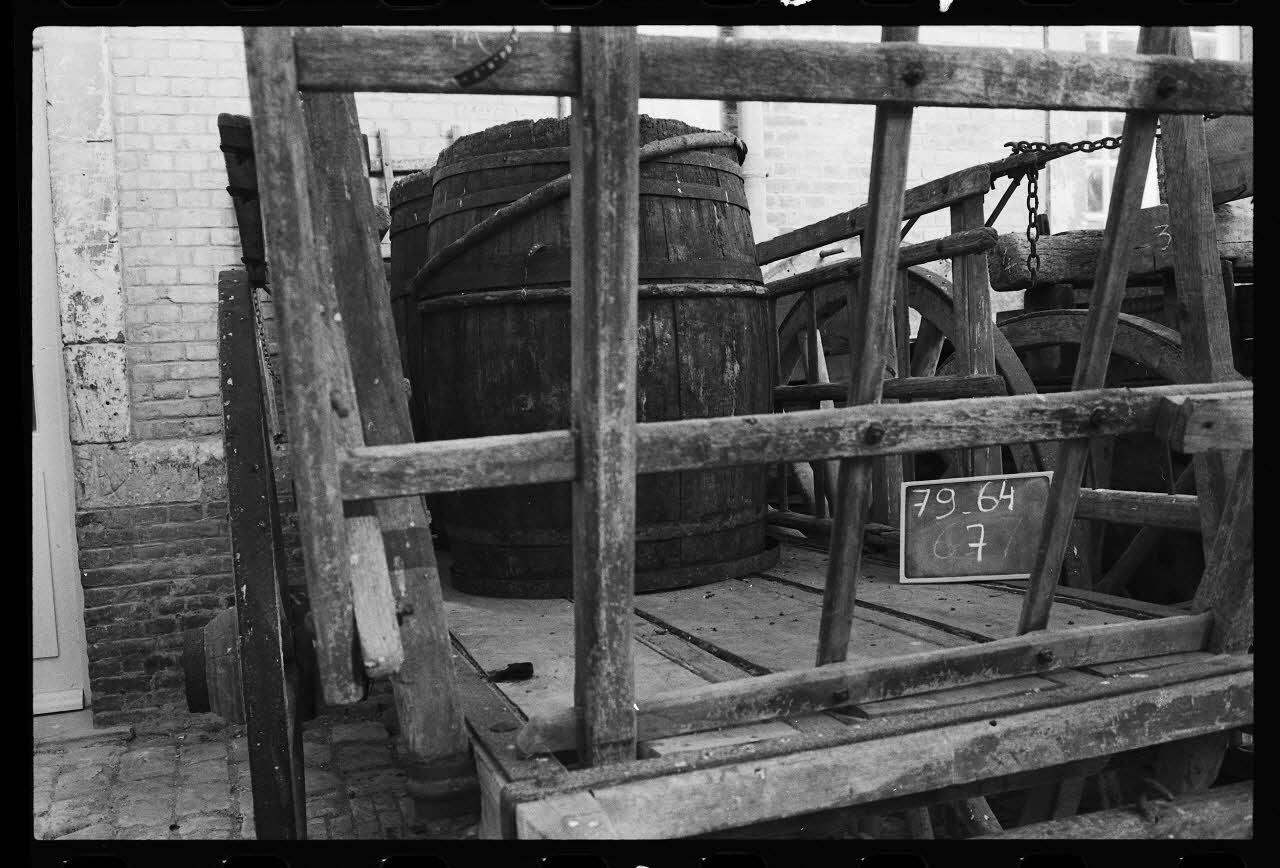 photographie MNATP. Antenne Saint-Riquier. Tonneaux sur une charrette Ph.1981.1.1230 Photo
