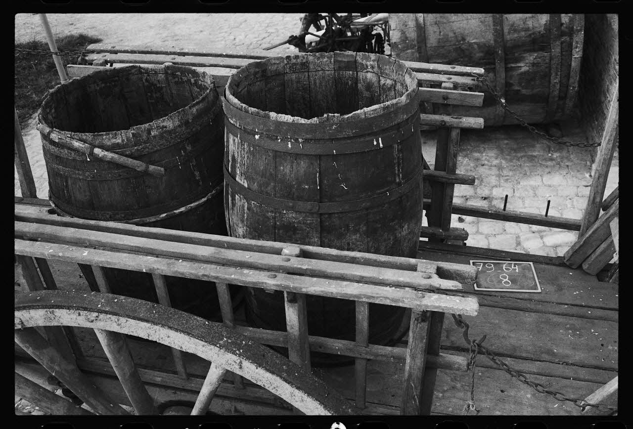photographie MNATP. Antenne Saint-Riquier. Tonneaux sur une charrette Ph.1981.1.1231 Photo
