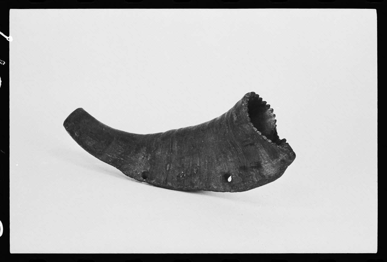 photographie MNATP. Exposition. L'instrument de musique populaire : usages et symboles (28 novembre 1980 - 19 avril 1981) Ph.1981.1.1279 Photo