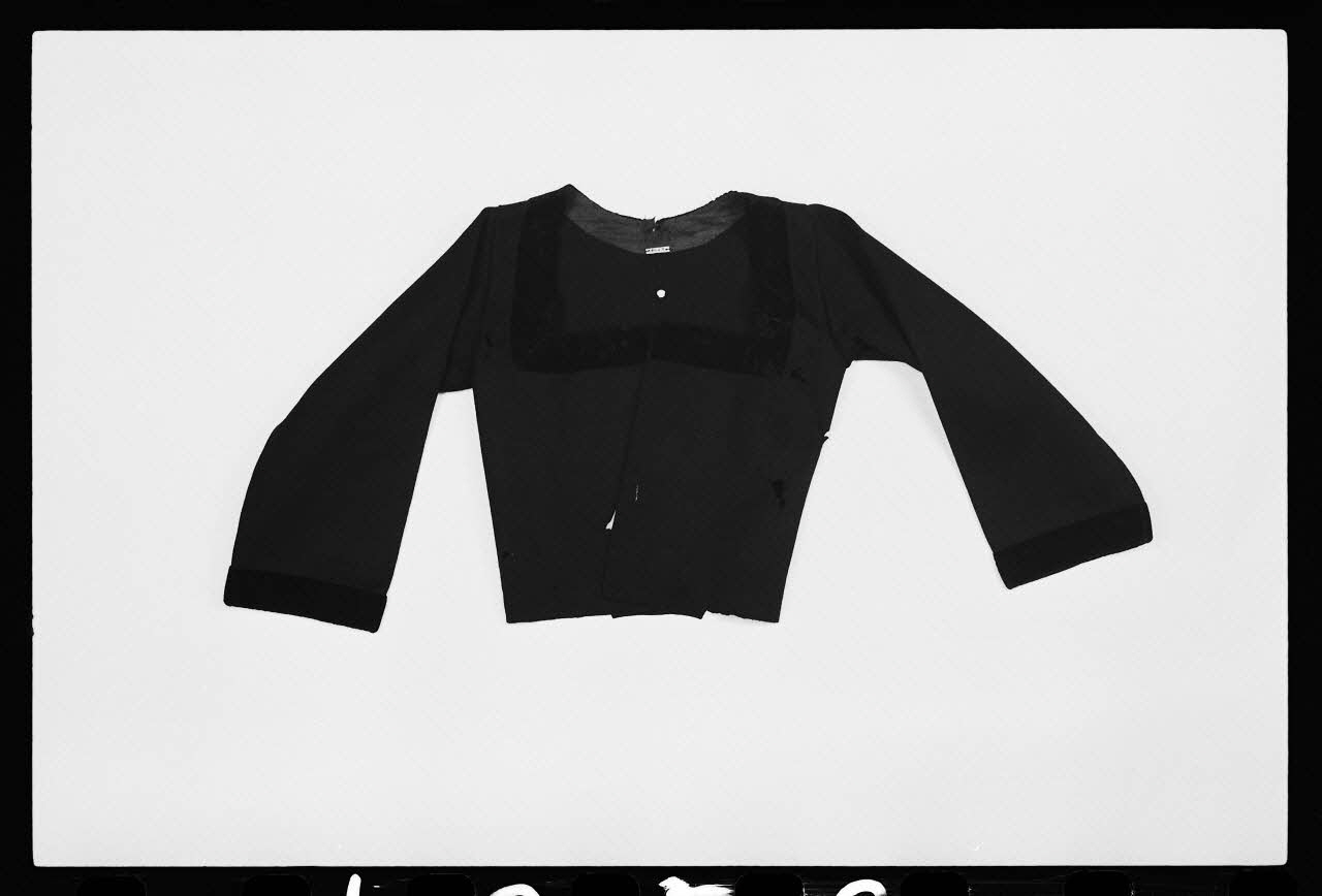 photographie Corsage de fillette, en drap et velours noir Ph.1981.1.1358 Photo