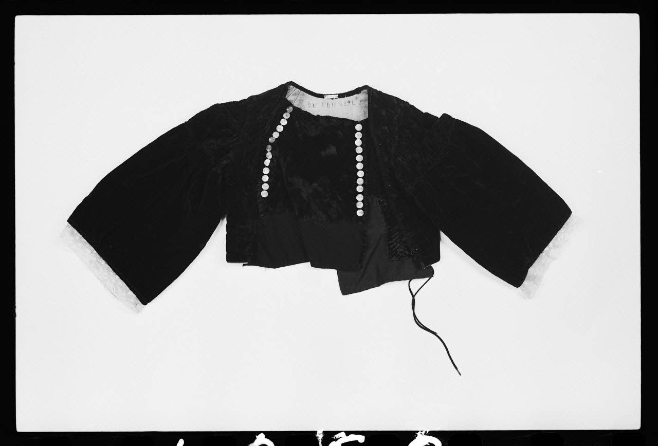 photographie Corsage de fillette, en velours noir. Vers 1830 Ph.1981.1.1359  Photo