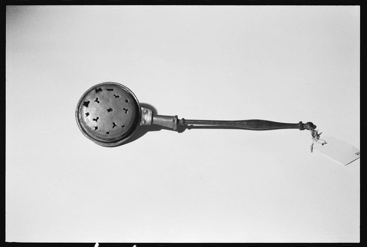 photographie Bibelot-souvenir en forme de bassinoire Ph.1981.1.1622  Photo