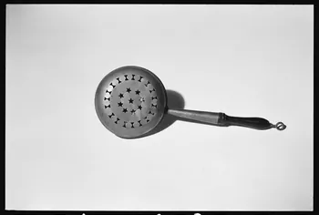 photographie Bibelot-souvenir en forme de bassinoire Ph.1981.1.1623 Photo