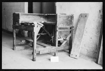 photographie MNATP. Antenne Saint-Riquier. Porcelainerie "Samson". Bâti de calibreuse Ph.1981.1.1924 Photo