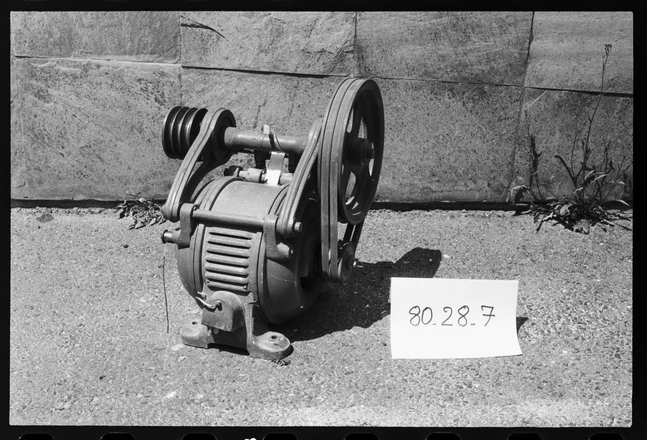 photographie MNATP. Antenne Saint-Riquier. Porcelainerie "Samson". Moteur Ph.1981.1.1926 Photo